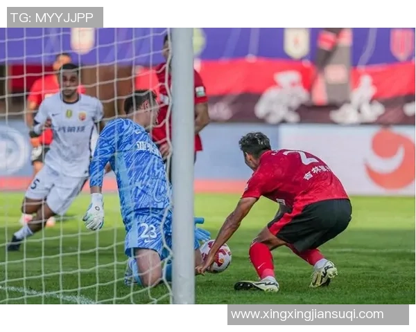 中超激战：尤文图斯逆转曼联乌龙球成关键瞬间引发全场沸腾